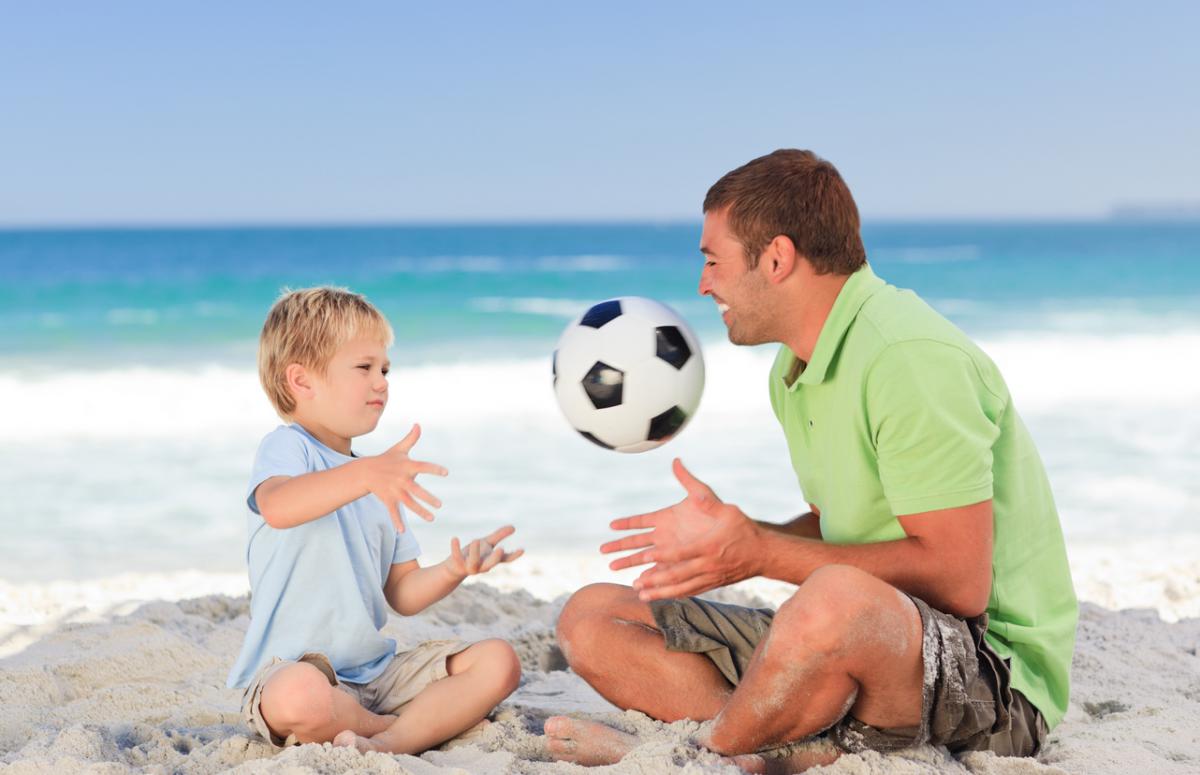 Папа играет с сыном. Детям о папе. Родители и дети с мячом. Отец и сын. Играть в мяч.